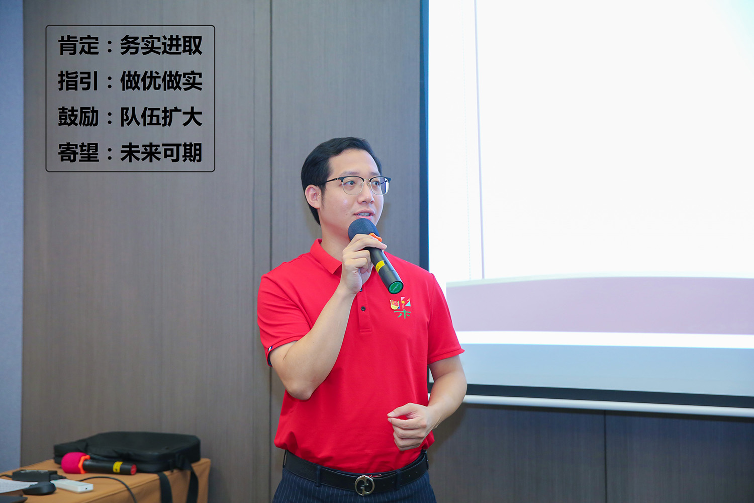 余灝文先生發言照-增加文字2.jpg